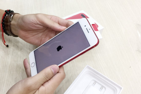 Cận cảnh mặt sau của chiếc iPhone 7 Plus màu đỏ.
