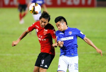  Phan Tấn Tài (24, Long An- áo đỏ) trước Xuân Hùng (20, Than Quảng Ninh).