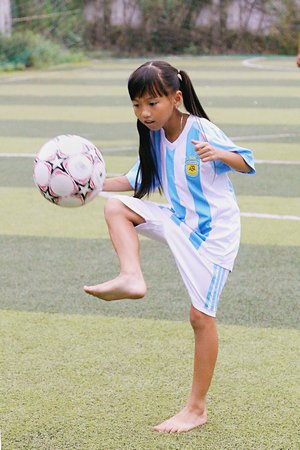 Cô bé “Messi Vĩnh Long”- Nguyễn Vĩnh Thục Nghi tâng bóng cả 2 chân với trên 100 lần.