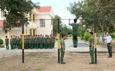 Huấn luyện chiến sĩ mới ở thao trường.