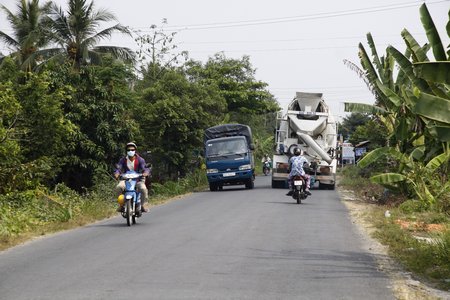 Mặt đường hẹp, 2 xe ngược chiều lưu thông rất khó khăn. Vì vậy, cùng lúc xe máy đang lưu thông rất dễ xảy ra tai nạn.