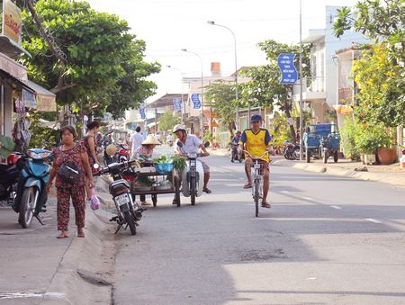 Nhiều người thích mua đồ ăn ở chợ “lưu động”, bởi vậy, cứ đến giờ là ra đón để mua.