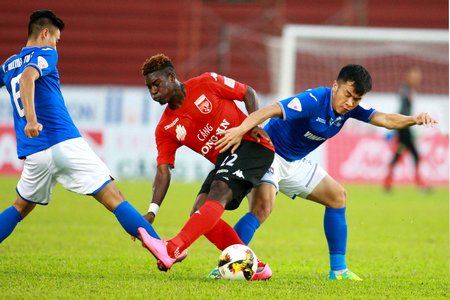 Ashkanov (22, Long An- áo đỏ) trước Minh Tuấn (6), Xuân Hùng (20, Than Quảng Ninh).