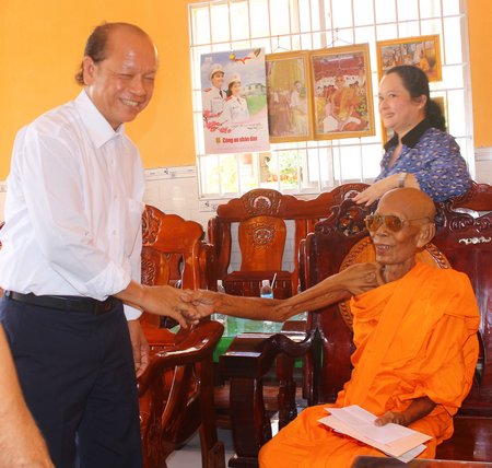 Ông Trương Văn Sáu- Phó Bí thư Thường trực Tỉnh ủy, Chủ tịch HĐND tỉnh chúc tết Hòa thượng Kim Sa Rinh- Sư cả chùa Gia Kiết.