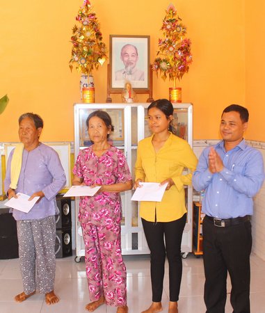 Ông Thạch Dương- Trưởng Ban Dân tộc tỉnh tặng quà cho gia đình dân tộc nghèo xã Tân Mỹ.