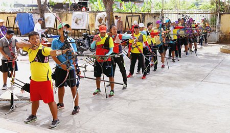 Các VĐV bắn cung Vĩnh Long tập luyện chuẩn bị mùa giải 2017.