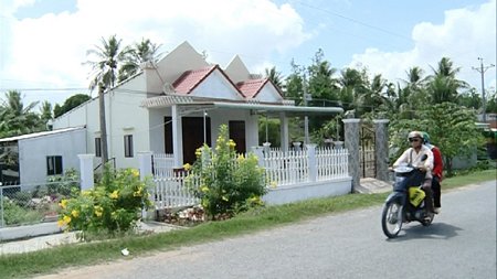 Đường quang, nhà đẹp- nét mới ở nông thôn hiện nay. Ảnh: THANH TÙNG
