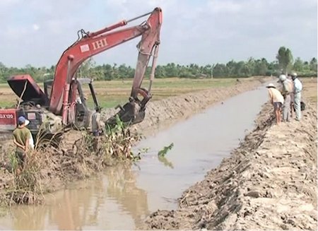 Nạo vét kinh thủy lợi đối phó với tình hình nắng hạn.