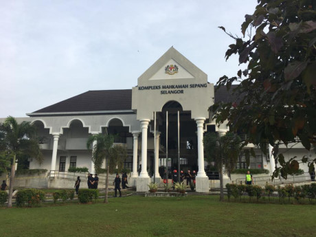 Sáng nay (13/4), tại tòa án Sepang, bang Selangor (Malaysia) diễn ra phiên tòa thứ hai xét xử nghi phạm Đoàn Thị Hương (28 tuổi, người Việt Nam) và Siti Aisyah (25 tuổi, người Indonesia) trong vụ sát hại người đàn ông mang quốc tịch Triều Tiên tên Kim Chol, người được cho là Kim Jong-nam, anh trai cùng cha khác mẹ với nhà lãnh đạo Triều Tiên Kim Jong-un.