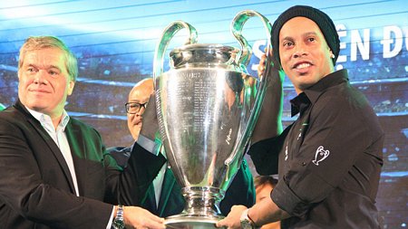 Ronaldinho mang cúp Champions League đến TP Hồ Chí Minh sáng 13/4.