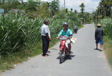 Nhiều hộ đồng bào Khmer hiến đất làm con đường nhựa liên xã Đông Thành (TX Bình Minh) và xã Ngãi Tứ (Tam Bình).