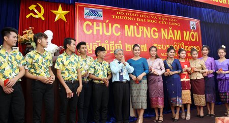 Tặng lì xì cho sinh viên học sinh nhân dịp tết cổ truyền.