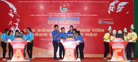 Các đội cụm Đồng bằng sông Tiền tranh tài trong phần thi Ánh sáng soi đường