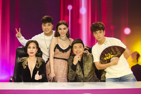 Thu Thủy - Ưng Hoàng Phúc tái ngộ khán giả trong gameshow "Ca sĩ bí ẩn". Họ từng là cặp song ca ăn ý trên sân khấu một thời mà những 8x, 9x đời đầu quen mặt. Các ca khúc gắn liền với tên tuổi của họ phải kể đến: Mỗi người một nơi, Anh không muốn bất công với em, Trở về...