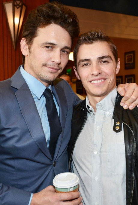 Dave Franco là em trai của nam tài tử James Franco - một diễn viên, đạo diễn, người viết kịch bản, nhà sản xuất phim và họa sĩ người Mỹ. Hai anh em không chỉ nổi tiếng mà còn khá đẹp trai, làm "tan chảy" trái tim biết bao cô gái.