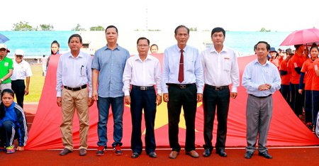Đại biểu và BTC tại lễ khai mạc giải.
