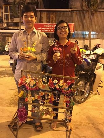 Niềm vui của chị em Ngọc Giàu với những sản phẩm hạt cườm thu hút khách.
