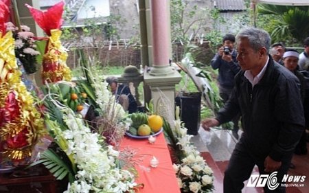 Người dân, hàng xóm vào thắp hương cho cháu Linh. (Ảnh: Ngọc Thắng)