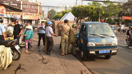 Một cơ sở kinh doanh nước đá, bia nước ngọt lấn chiếm vỉa hè bị tịch thu vật dụng lấn chiếm.