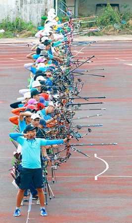 Quang cảnh các VĐV thi đấu trong ngày mở đầu của giải.