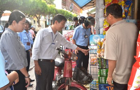 Đoàn kiểm tra giải thích, vận động người dân tự tháo dỡ những vật dụng lấn chiếm vỉa hè.