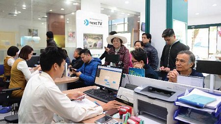 Khách hàng nườm nượp tới cửa hàng Viettel đổi sim miễn phí.