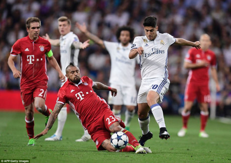 Phút 84, Vidal phạm lỗi với Asensio.  (Ảnh: Reuters).