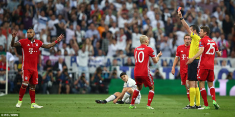 Trọng tài rút thẻ vàng thứ 2, Vidal buộc phải rời sân và Bayern chỉ còn chơi 10 người từ phút 85 (Ảnh: Reuters).