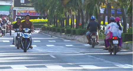 Các môtô vô tư chạy ngược chiều, bất chấp hiểm nguy.