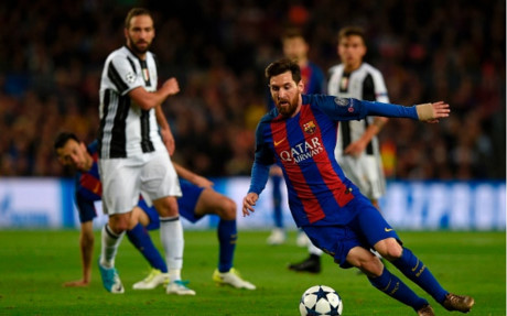 Sau tình huống dứt điểm của Higuain, các chân sút của Barca cũng đã “lên tiếng”.  Tuy nhiên, những pha ra chân của Messi, Neymar và Suarez vẫn chưa thể giúp đội chủ sân Nou Camp có được bàn khai thông thế bế tắc. Hiệp 1 khép lại với không có bàn thắng nào được ghi.