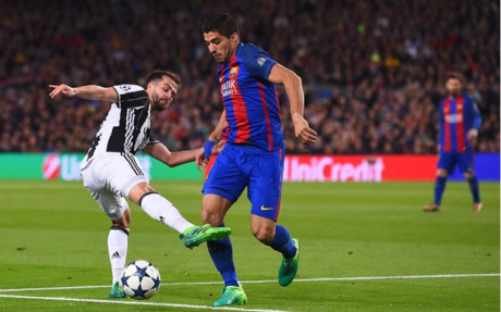 Bước sang hiệp 2, Barca và Juventus liên tục “ăn miếng trả miếng”. Hàng thủ của Juventus "chăm sóc" Suarez rất kỹ.