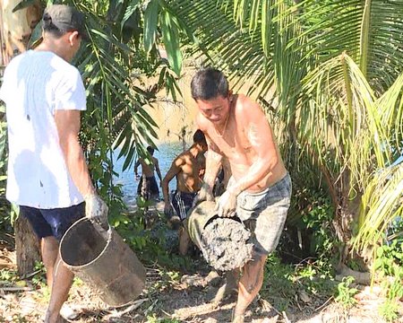 Các chiến sỹ cùng người dân đắp lề đường giao thông nông thôn