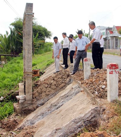 Đoàn kiểm tra đến khảo sát tại công trình kinh trữ ngọt Tám Đáng (xã Trung Ngãi)- công trình phục vụ chống hạn, mặn.