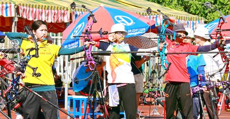  Từ trái sang: Nguyễn Ngọc Huyền, Nguyễn Thị Tường Vy (Vĩnh Long) tại nội dung 30m. 