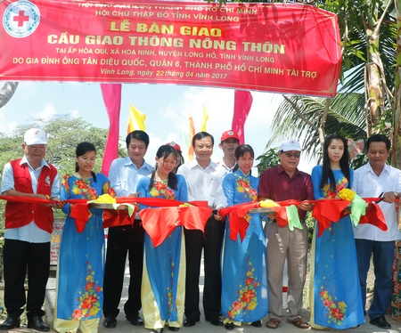 Đại diện chính quyền địa phương và các đơn vị tài trợ cắt băng khánh thành.