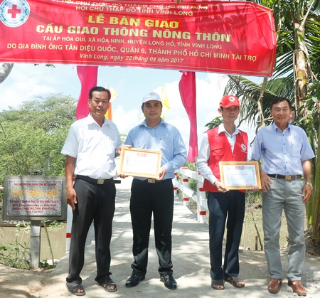 Tặng giấy khen cho những tấm lòng hảo tâm đã đóng góp kinh phí xây dựng cầu Hòa Quí.