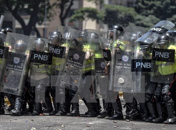 Cảnh sát Venezuela trong cuộc xung đột với người biểu tình ở Caracas ngày 4/4. (Nguồn: AFP/TTXVN)