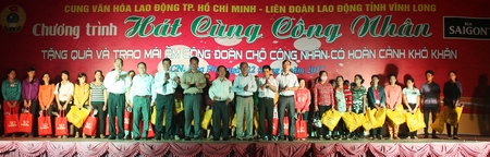 Lãnh đạo các đơn vị chụp hình lưu niệm cùng công nhân. 