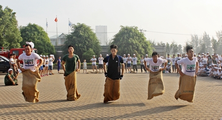 Hào hứng với trò chơi nhảy bao bố. 