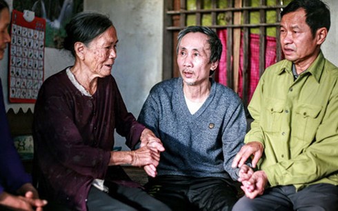 Ông Hàn Đức Long trong vòng tay người thân