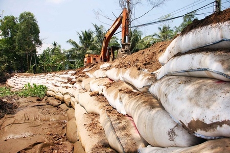 Thi công “kè mềm” gia cố bờ sông Long Hồ ở ấp Long Thuận B (xã Long Phước- Long Hồ).