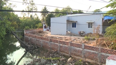 Một hộ tự san lấp 200m2 lấn ra gần nửa con rạch.