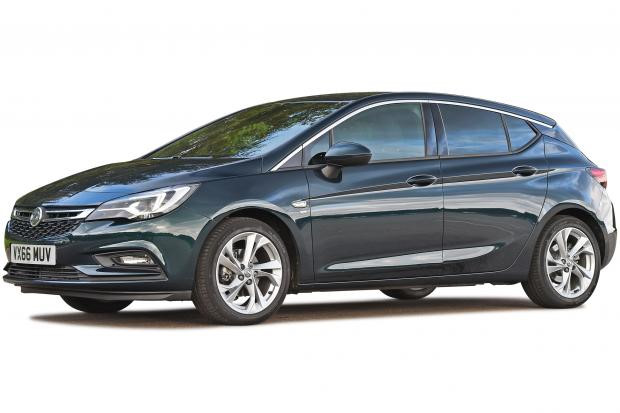 Vauxhall Astra hatchback: Dòng Astra tốt hơn, đẹp hơn và tiết kiệm hơn tất cả những người tiền nhiệm của nó. Với mức giá 480-740 triệu đồng, cộng thêm khoảng 15 triệu đồng cho bộ bảo vệ peppy và turbocharged dung tích 1.0 lít xăng hoặc mô hình 1.6 lít diesel EcoFLEX cho 85 dặm và miễn thuế đường bộ, Astra được đánh giá là lựa chọn tốt nhất trong dòng xe gia đình.