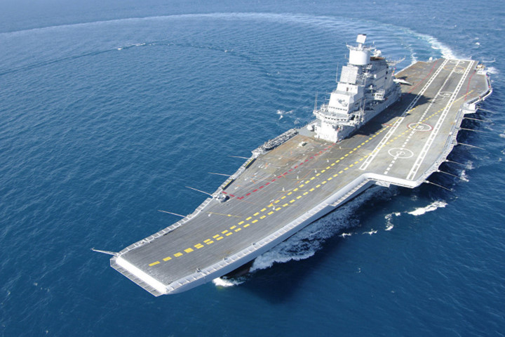 Tàu sân bay INS Vikramaditya của Ấn Độ có độ choán nước 45.000 tấn; dài 284 m, có khả năng chở theo chiến đấu cơ MiG-29K, cùng mẫu trực thăng trinh sát - chống tàu ngầm Kamov 31 và Kamov 28. (Ảnh: India Navy)