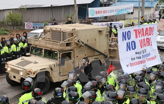 Xe chở hệ thống THAAD vào khu vực lắp đặt ở Seongju ngày 26/4. (Nguồn: AFP/TTXVN)