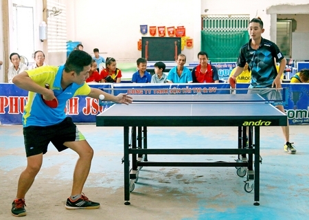  Tăng Phạm Trọng Hiếu (Vĩnh Long, áo sậm) tại giải này.