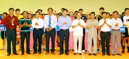 Ông Trần Đức Phấn (thứ trái sang) cùng đại biểu tại lễ khai mạc giải tại Vĩnh Long.