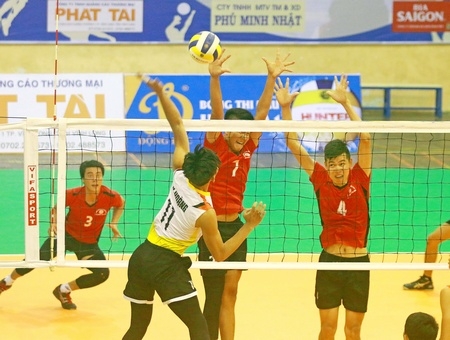 Trận đấu giữa Đắk Lắk (áo đỏ) thắng Trung tâm HLTTQG Đà Nẵng 3-0.