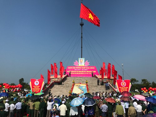 Lá cờ Tổ quốc tung bay trên kỳ đài. Ảnh: VGP/Thế Phong