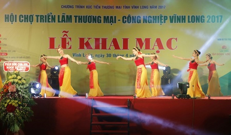 Văn nghệ chào mừng.